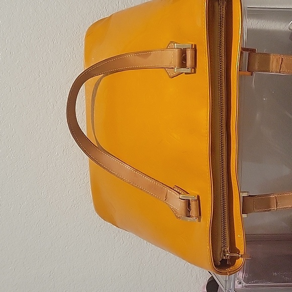 36. Authentic Louis Vuitton Shoulder Bag Houston Yellow Vernis - Picture 7 of 12
